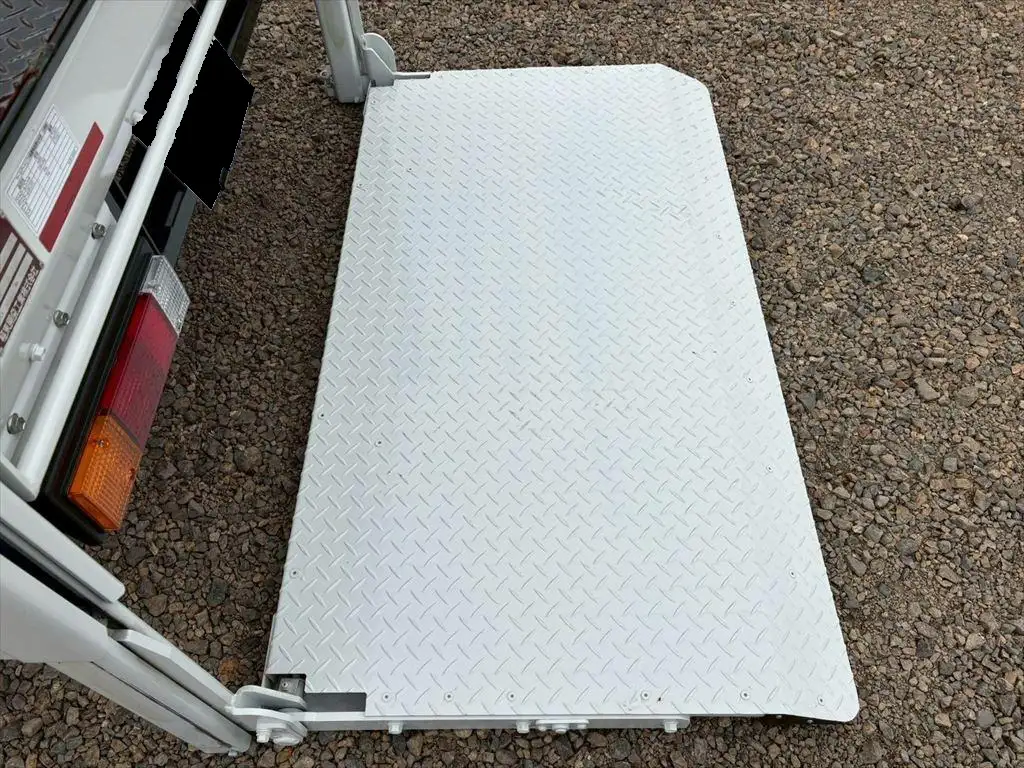 三菱 キャンター 小型 平ボディ パワーゲート 床鉄板の中古トラック画像12