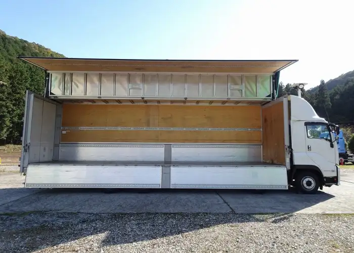 いすゞ ギガ 大型 ウイング エアサス ベッドの中古トラック画像3