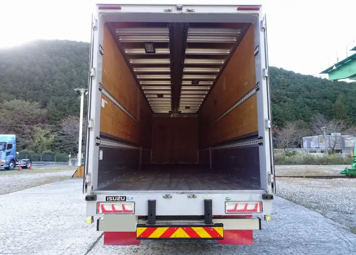 いすゞ ギガ 大型 ウイング エアサス ベッドの中古トラック画像8