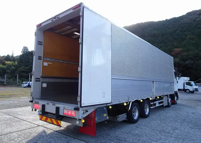 いすゞ ギガ 大型 ウイング エアサス ベッドの中古トラック画像4