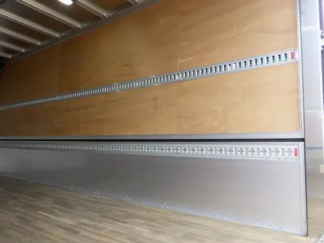 いすゞ フォワード 中型/増トン ウイング エアサス ベッドの中古トラック画像6