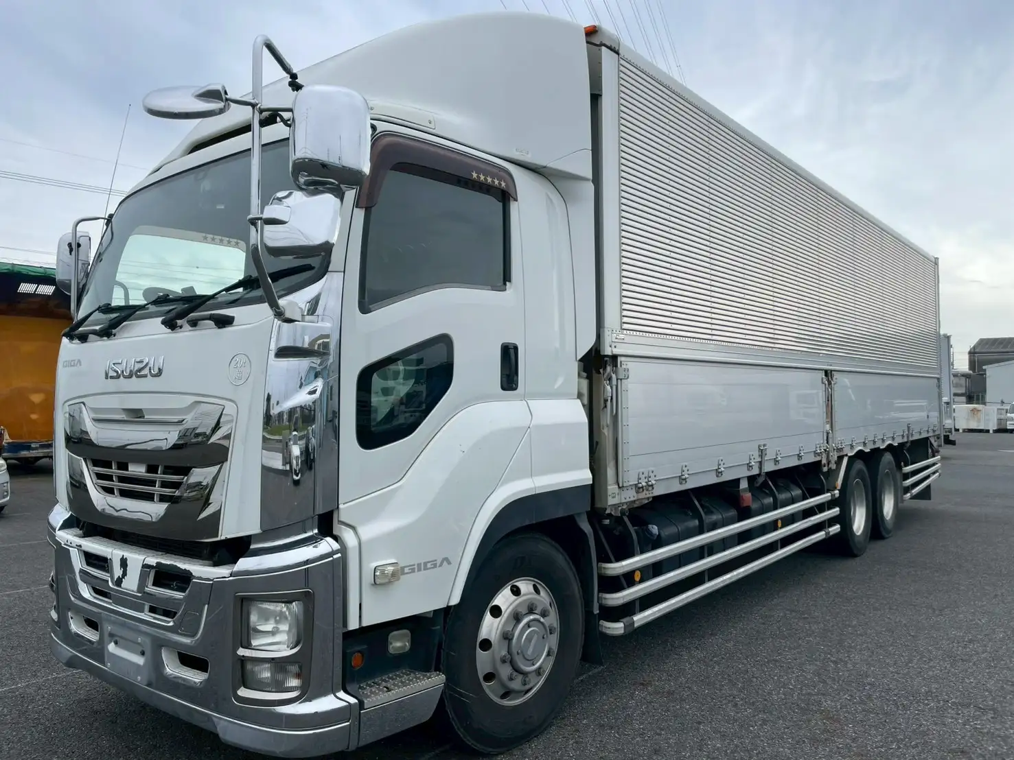 いすゞ ギガ 大型 ウイング 床鉄板 エアサス の中古トラック【車両No.201108】