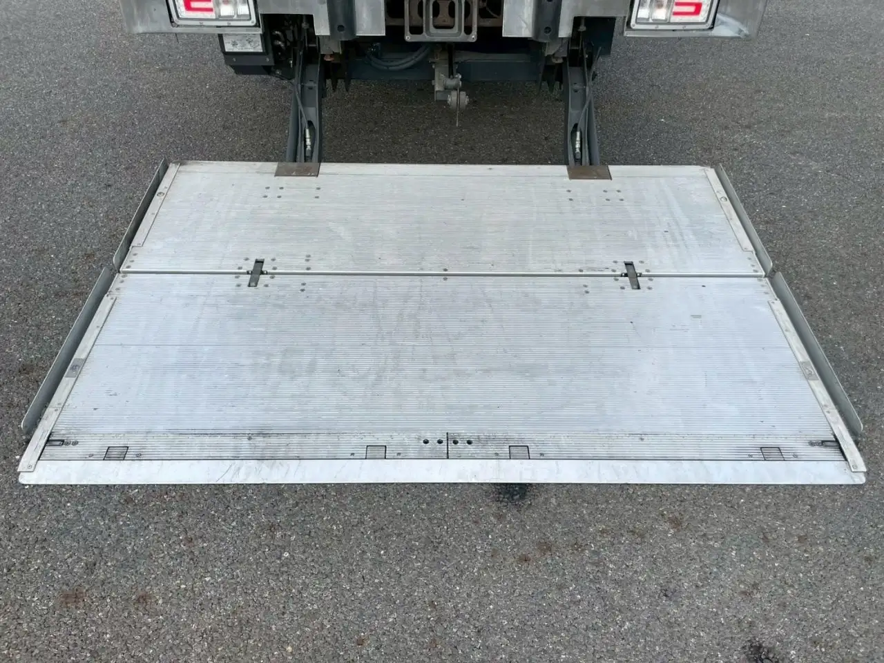 日野 プロフィア 大型 ウイング パワーゲート ハイルーフの中古トラック画像9