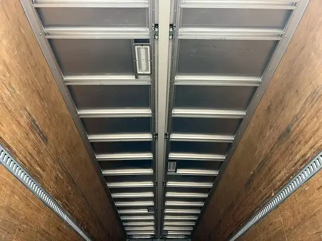 日産UD クオン 大型 ウイング エアサス ベッドの中古トラック画像9