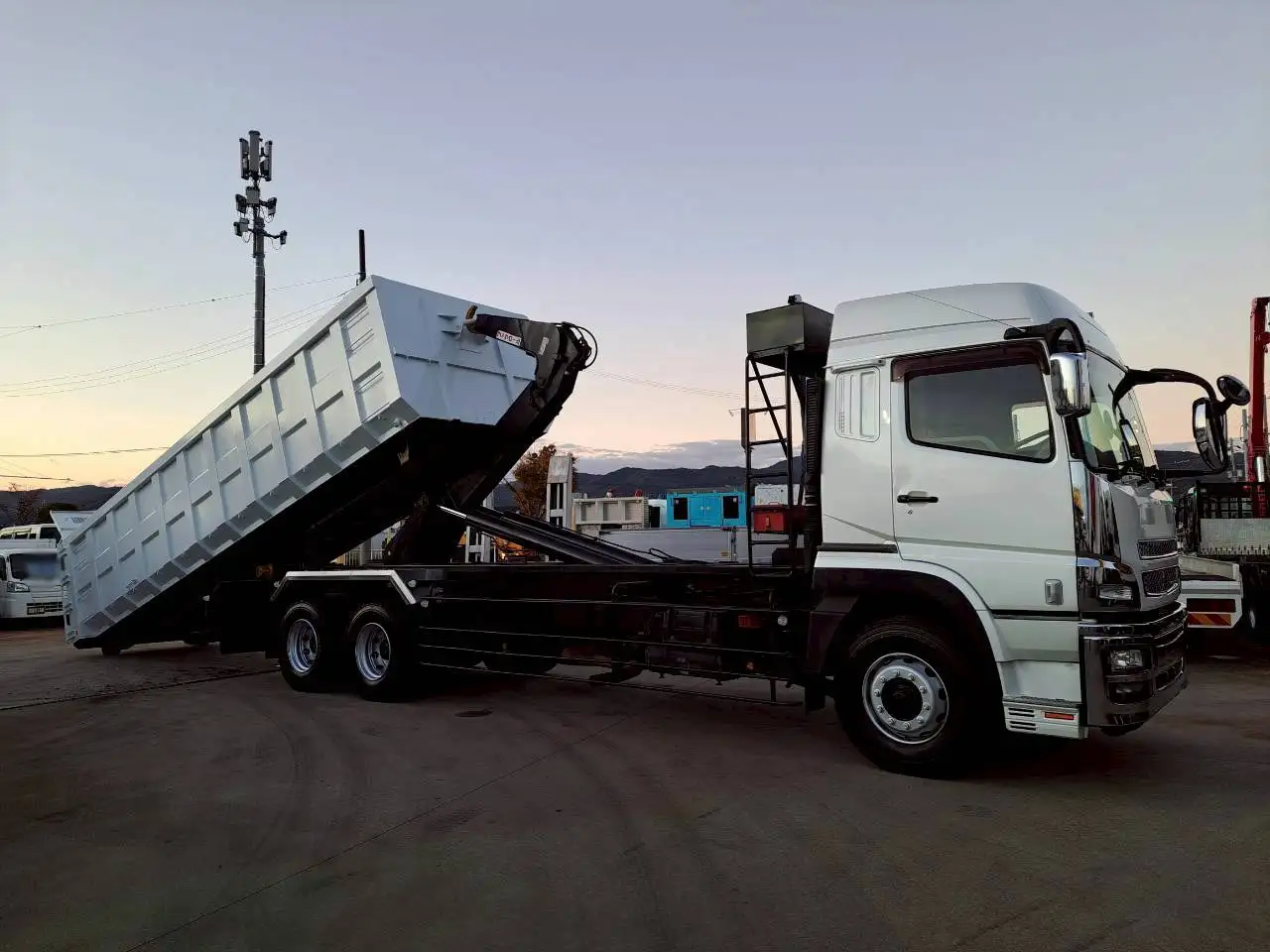 三菱 スーパーグレート 大型 アームロール ハイルーフ コンテナ付きの中古トラック画像4