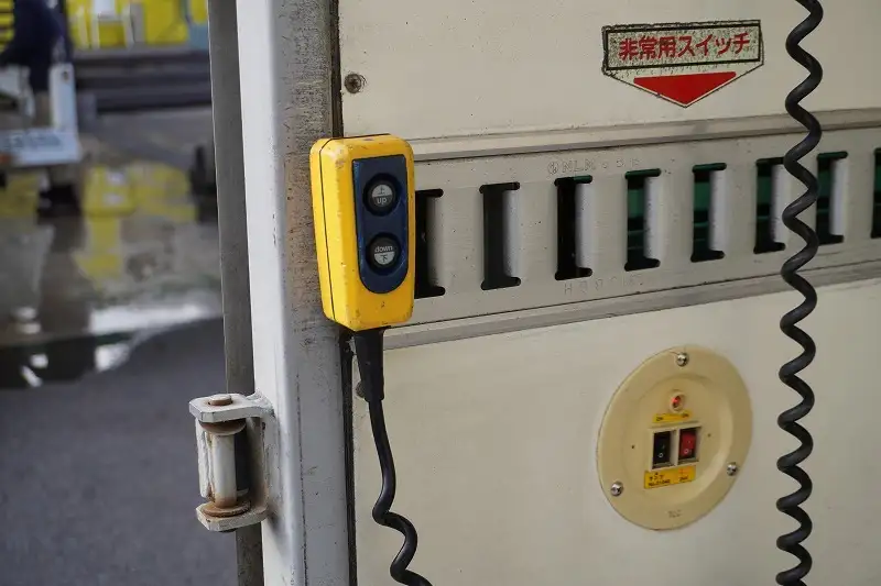 いすゞ エルフ 小型 アルミバン パワーゲート TRG-NLR85ANの中古トラック画像6