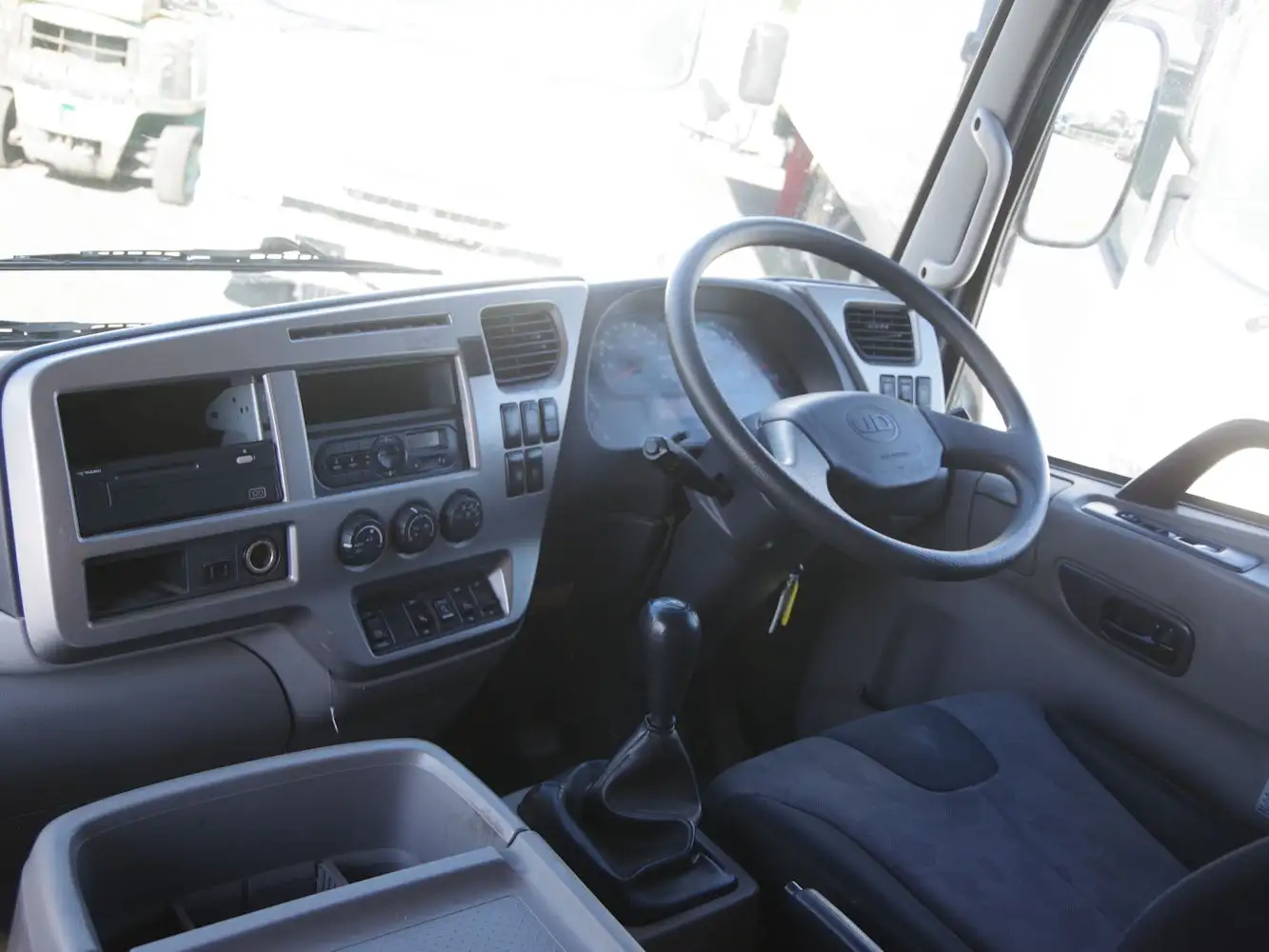 日産UD コンドル 中型/増トン 平ボディ アルミブロック エアサスの中古トラック画像12