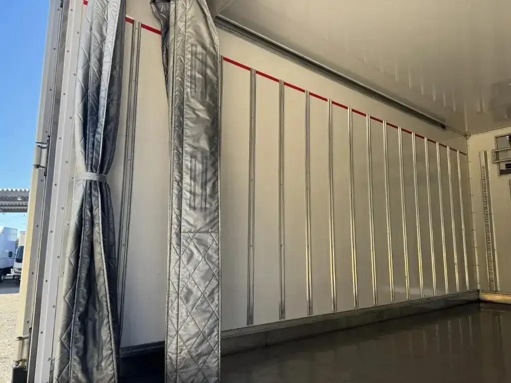 いすゞ エルフ 小型 冷凍冷蔵 中温 床ステンの中古トラック画像9