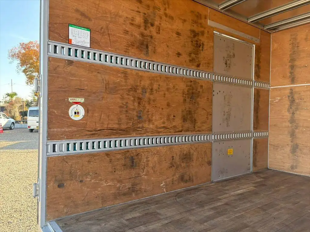 いすゞ エルフ 小型 アルミバン サイドドア 2RG-NLR88ANの中古トラック画像9