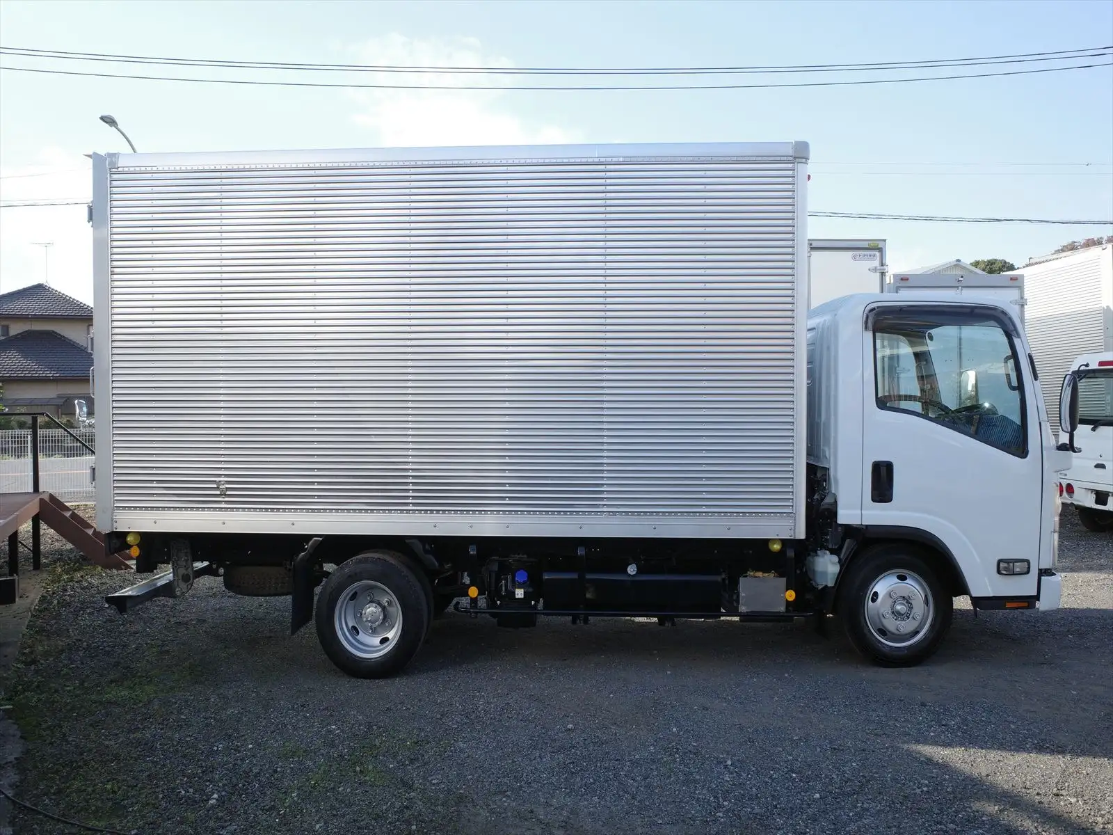 いすゞ エルフ 小型 アルミバン サイドドア 2RG-NLR88ANの中古トラック画像3