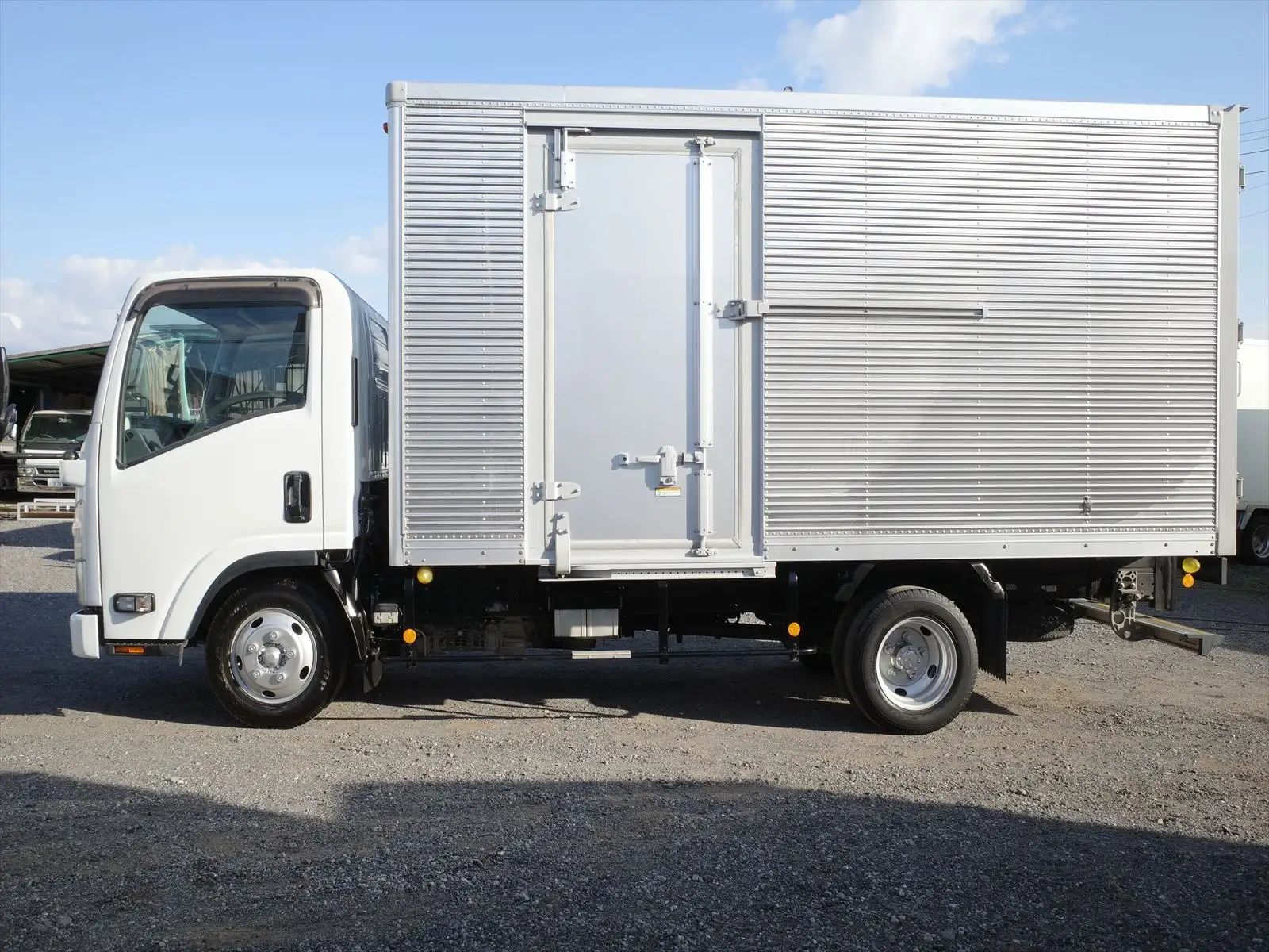 いすゞ エルフ 小型 アルミバン サイドドア 2RG-NLR88ANの中古トラック画像6