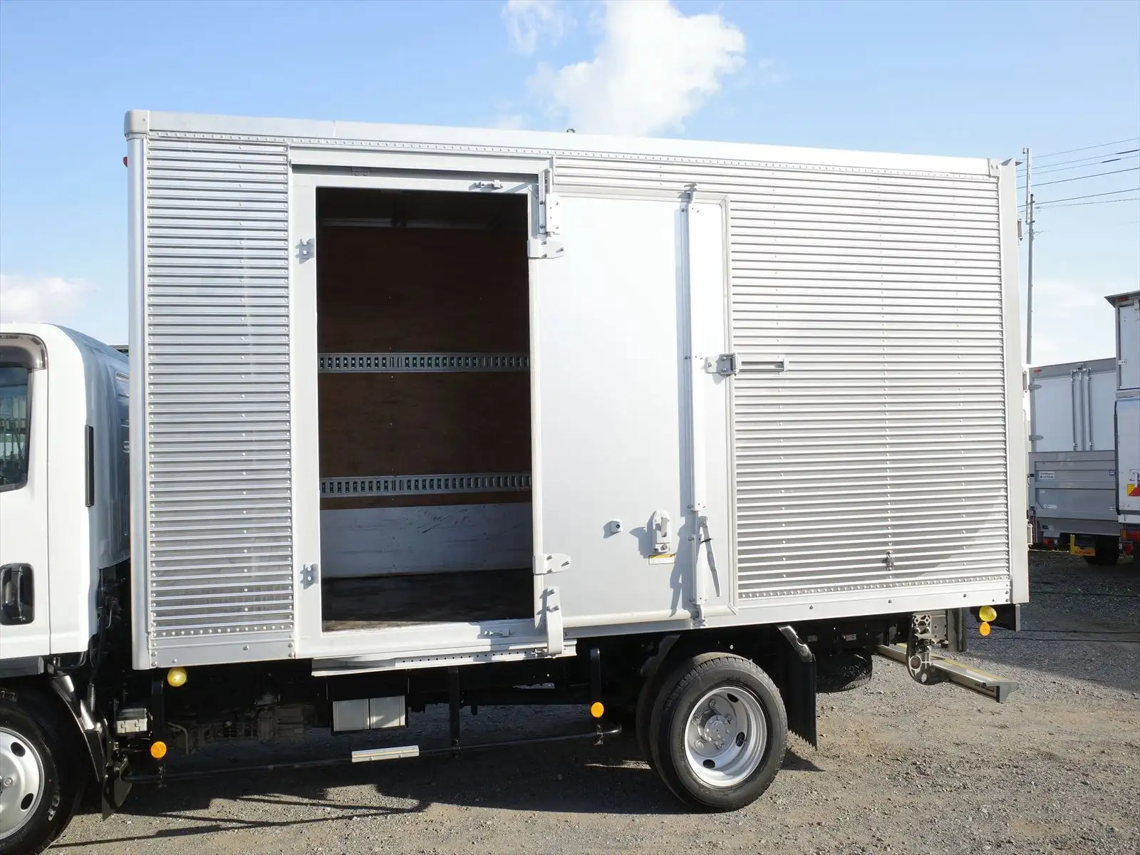 いすゞ エルフ 小型 アルミバン サイドドア 2RG-NLR88ANの中古トラック画像7