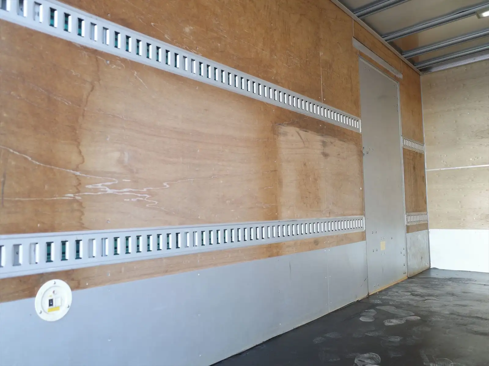 いすゞ エルフ 小型 アルミバン サイドドア 2RG-NLR88ANの中古トラック画像9