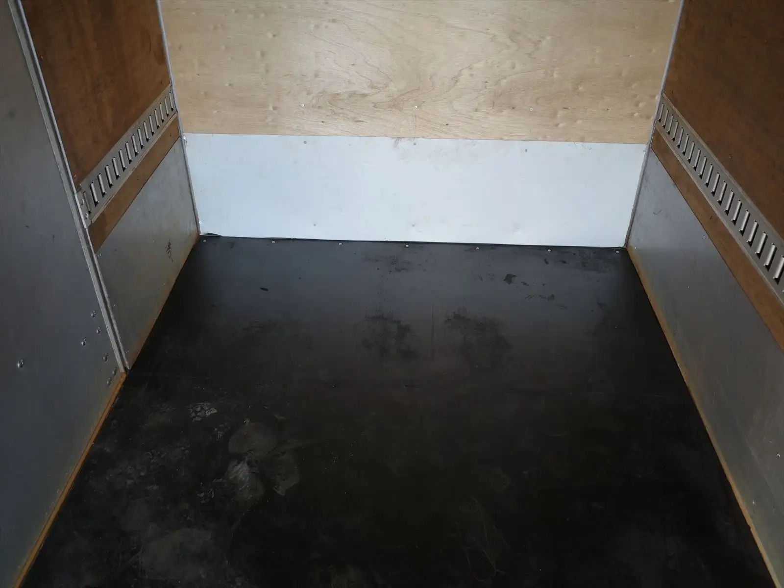 いすゞ エルフ 小型 アルミバン サイドドア 2RG-NLR88ANの中古トラック画像10