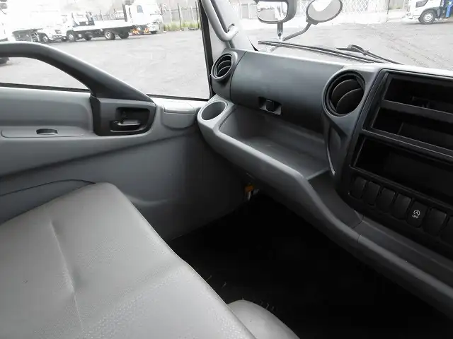 日野 デュトロ 小型 平ボディ 2RG-XZU710 R2の中古トラック画像9