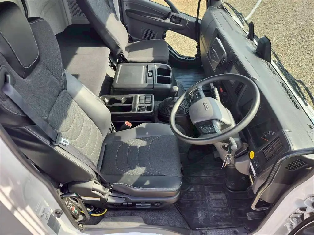 いすゞ フォワード 中型/増トン ウイング エアサス ベッドの中古トラック画像12