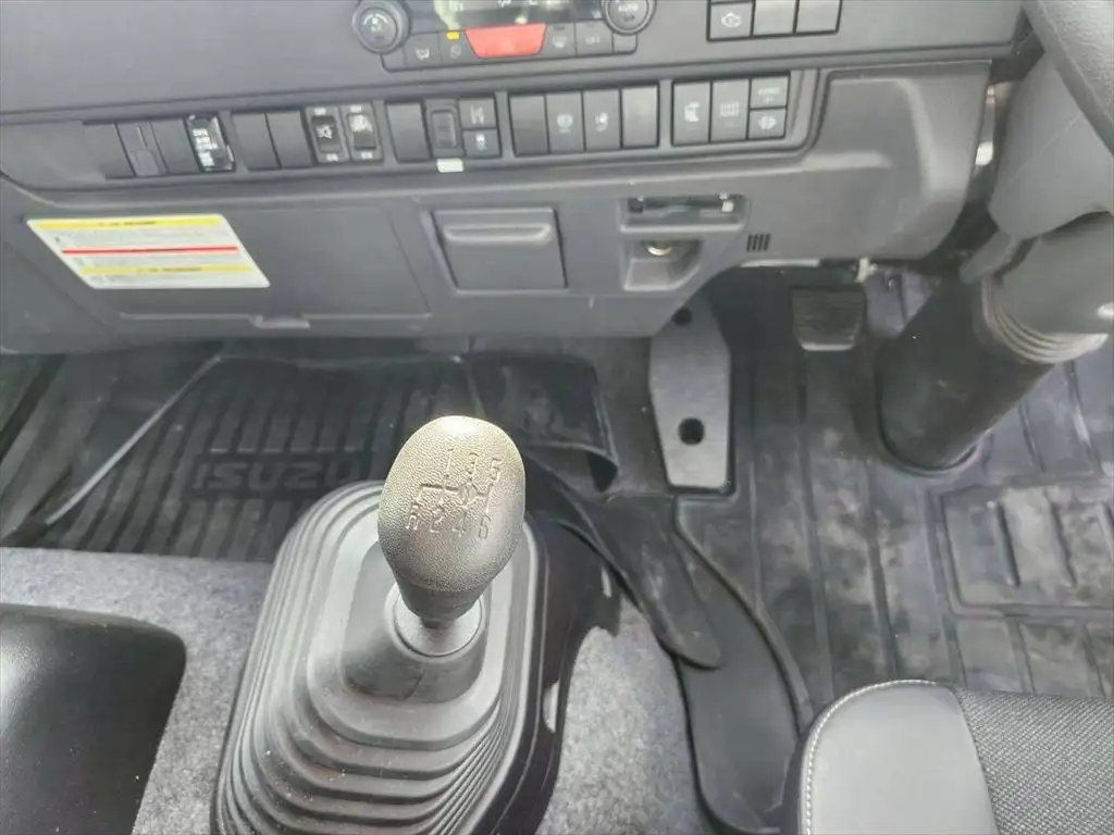 いすゞ フォワード 中型/増トン ウイング エアサス ベッドの中古トラック画像13