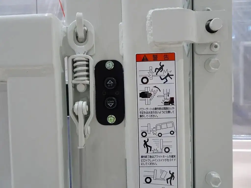 三菱 キャンター 小型 平ボディ パワーゲート 2RG-FBAV0の中古トラック画像8