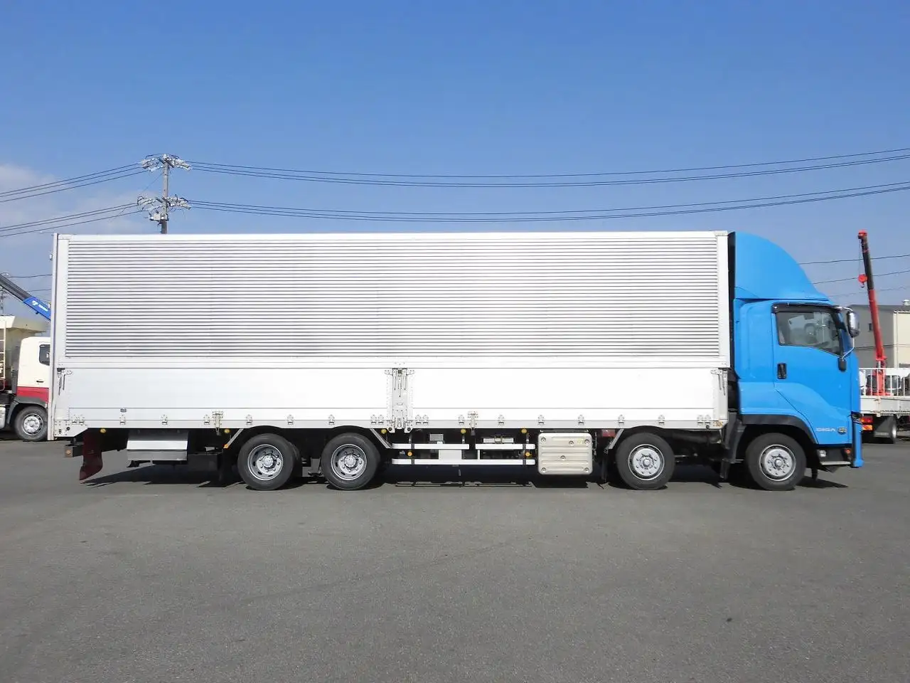 いすゞ ギガ 大型 ウイング エアサス ベッドの中古トラック画像3