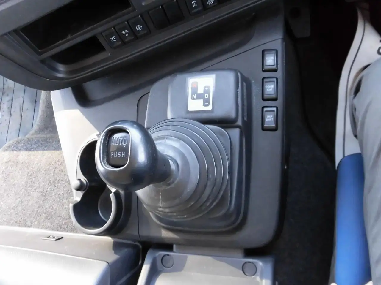 いすゞ ギガ 大型 ウイング エアサス ベッドの中古トラック画像13