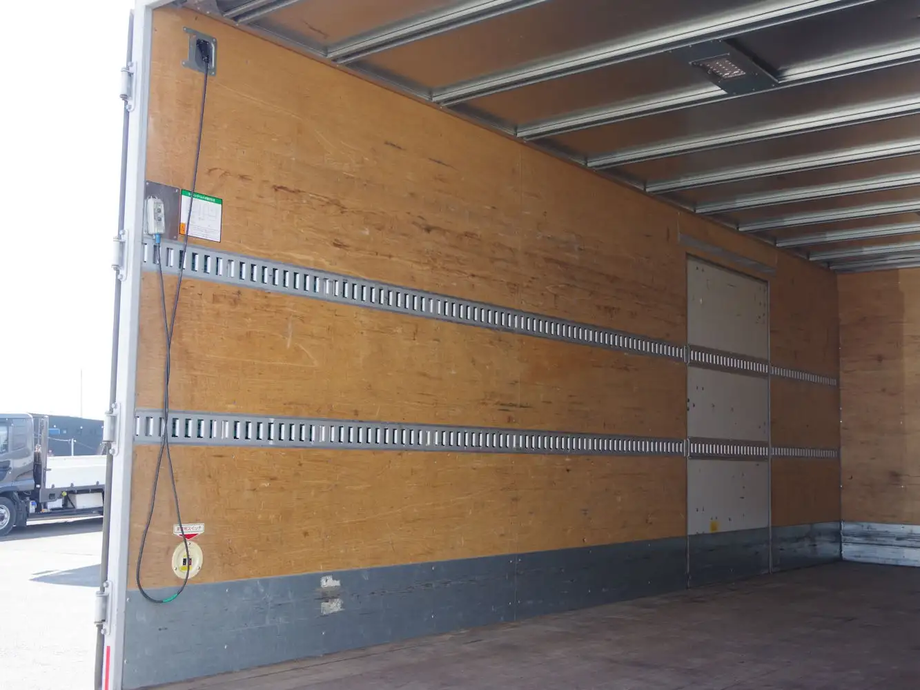 日野 レンジャー 中型/増トン アルミバン パワーゲート サイドドアの中古トラック画像9