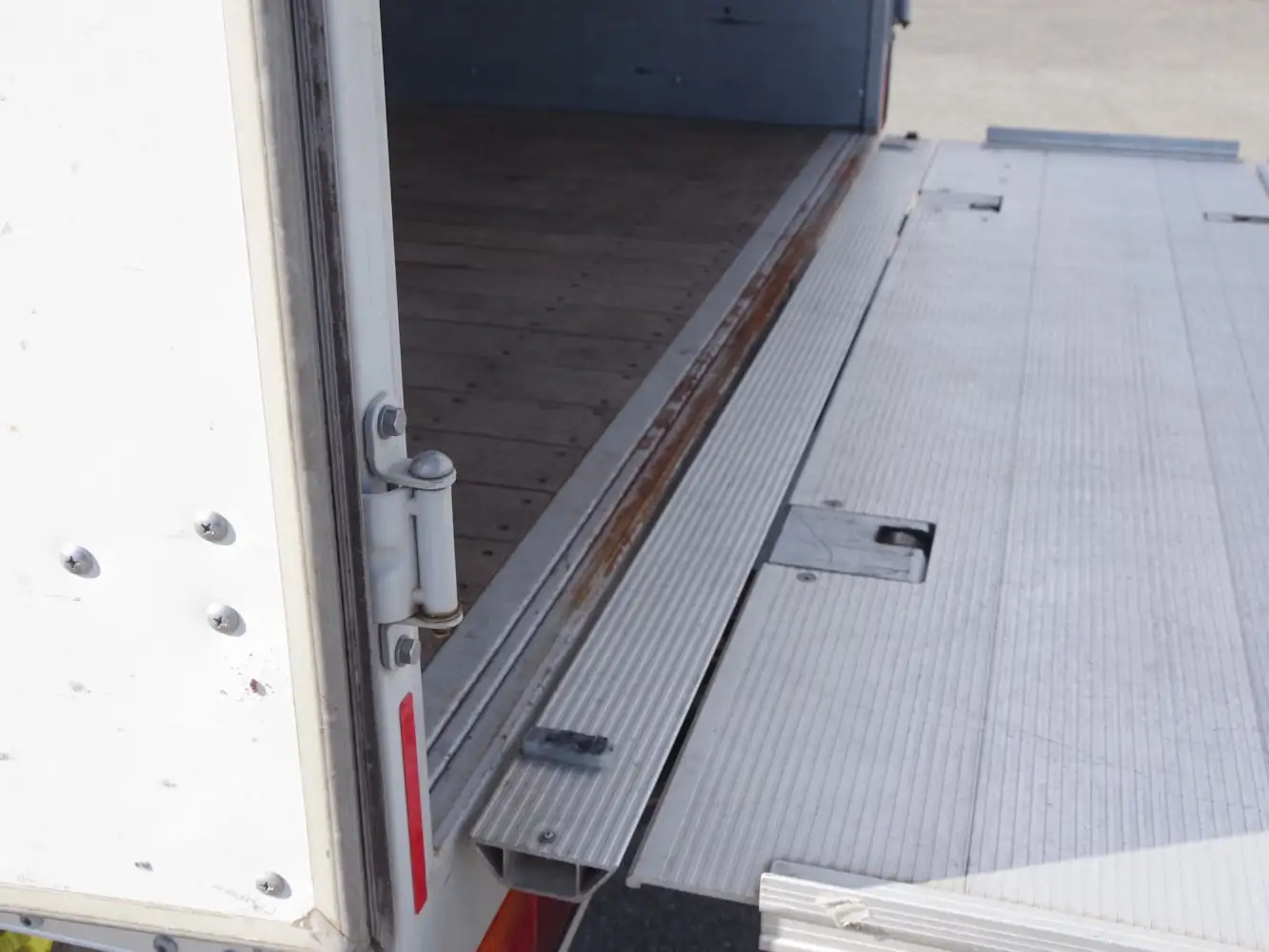 日野 レンジャー 中型/増トン アルミバン パワーゲート サイドドアの中古トラック画像11