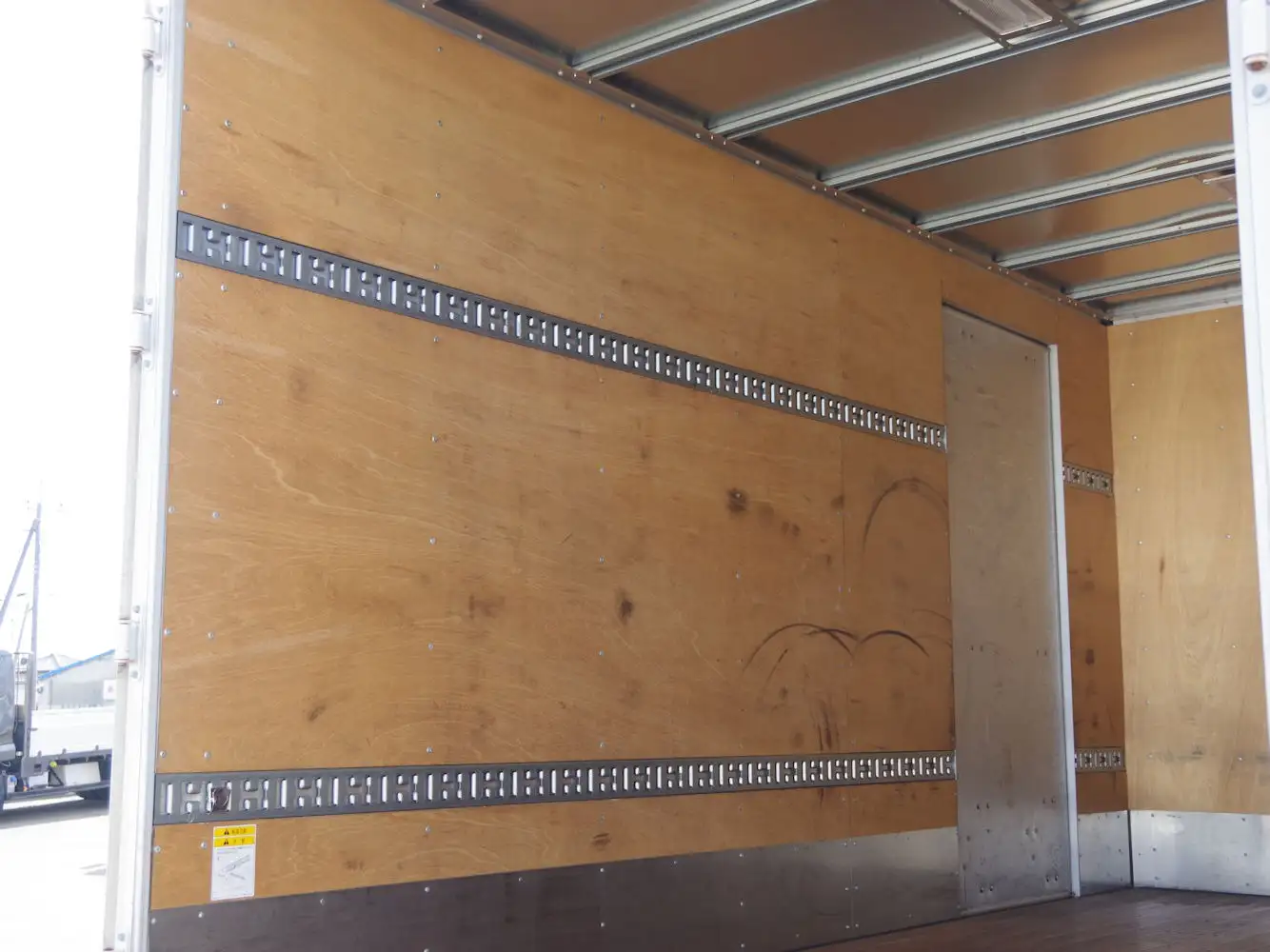 いすゞ エルフ 小型 アルミバン サイドドア 3枚観音の中古トラック画像10