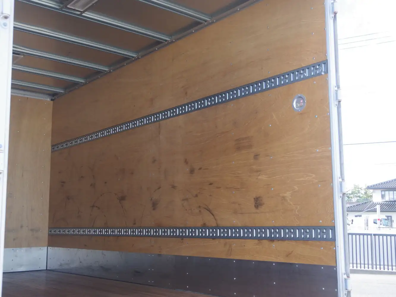 いすゞ エルフ 小型 アルミバン サイドドア 3枚観音の中古トラック画像11