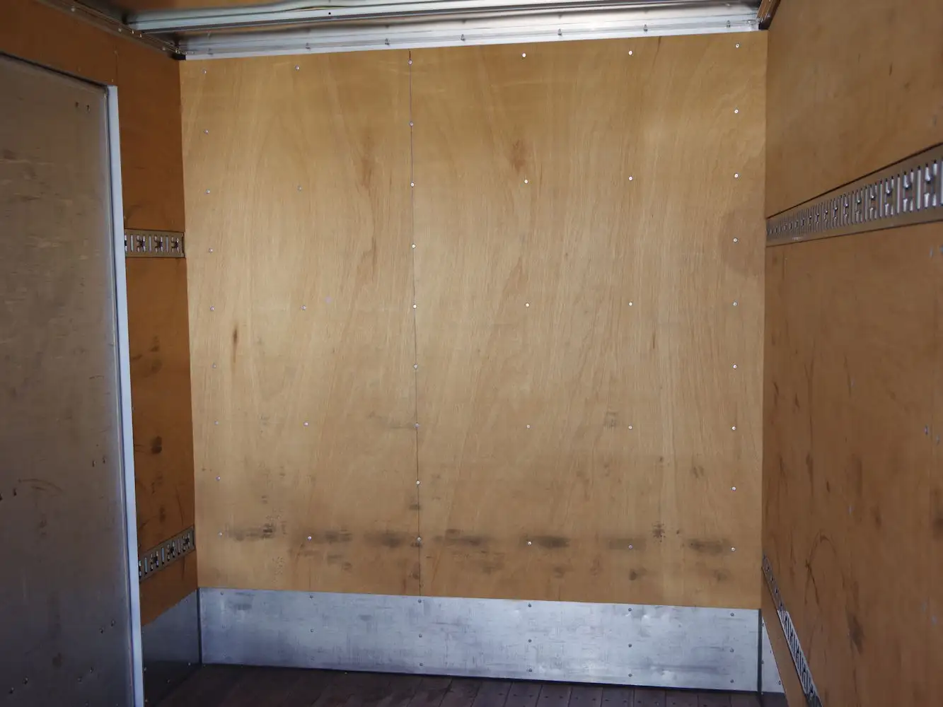 いすゞ エルフ 小型 アルミバン サイドドア 3枚観音の中古トラック画像8