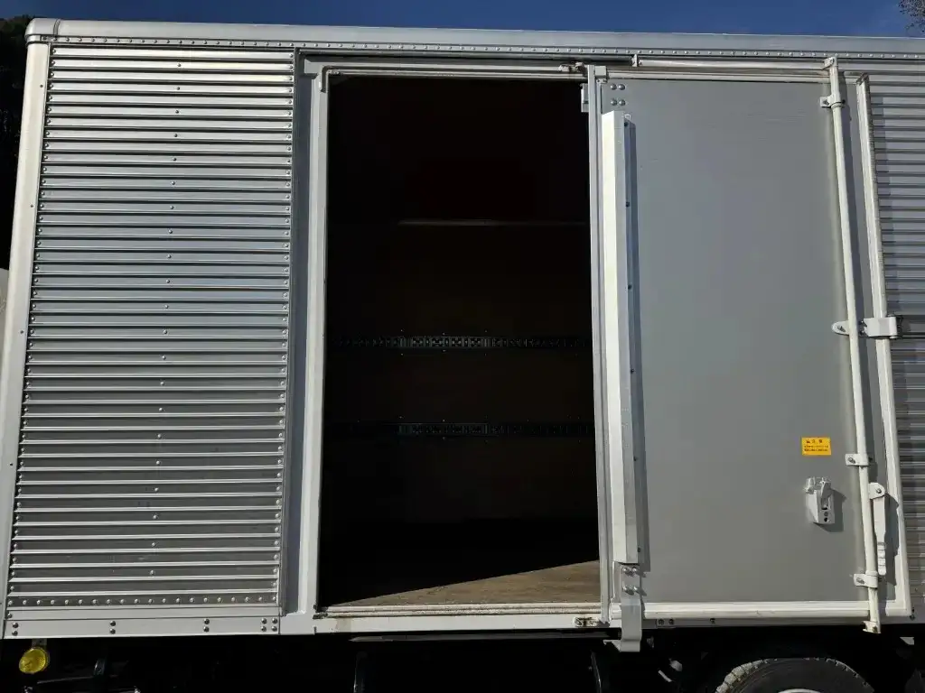 三菱 キャンター 小型 アルミバン サイドドア 2PG-FEB50の中古トラック画像5