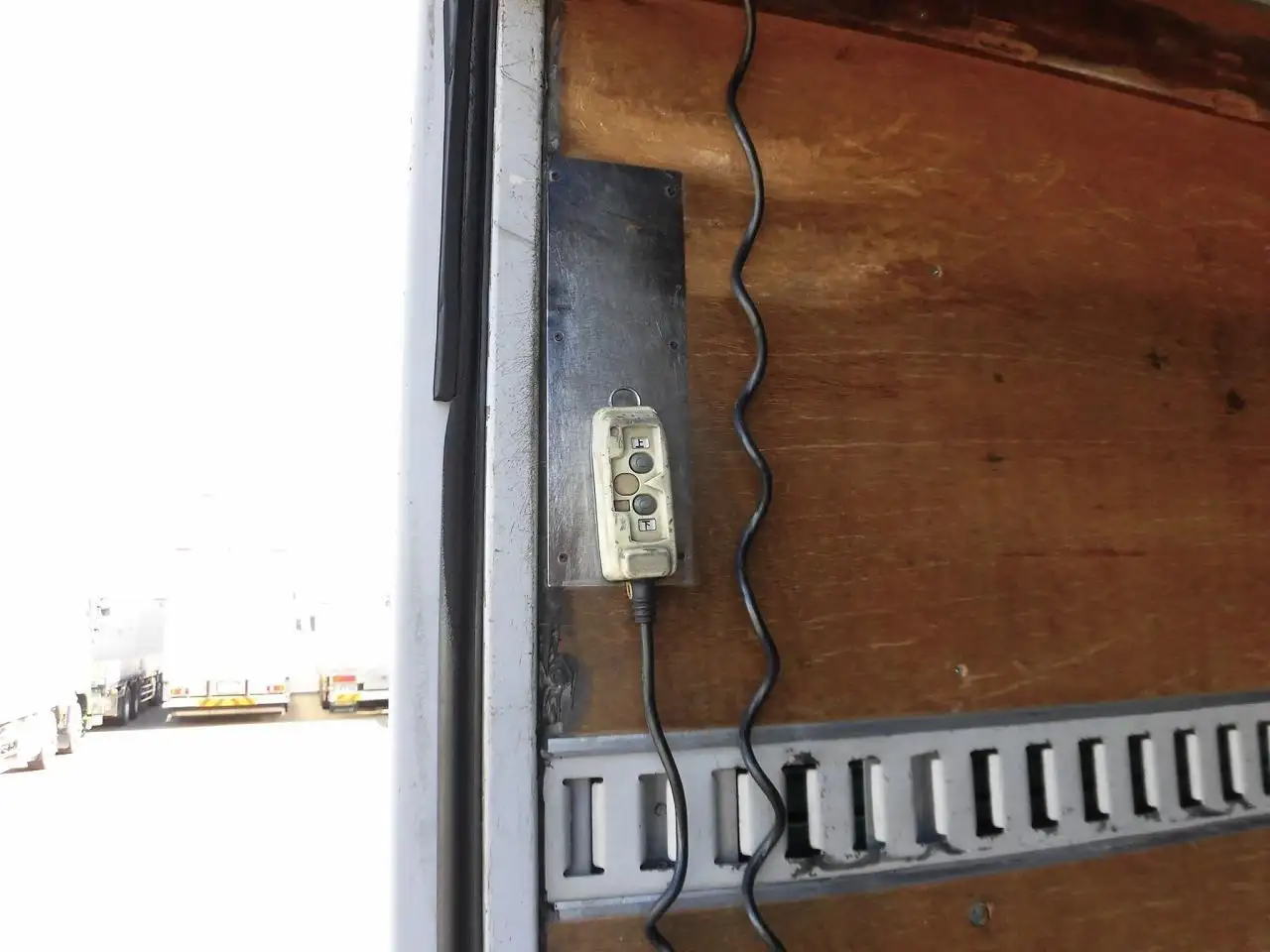 いすゞ フォワード 中型/増トン アルミバン パワーゲート TKG-FRR90S2の中古トラック画像9