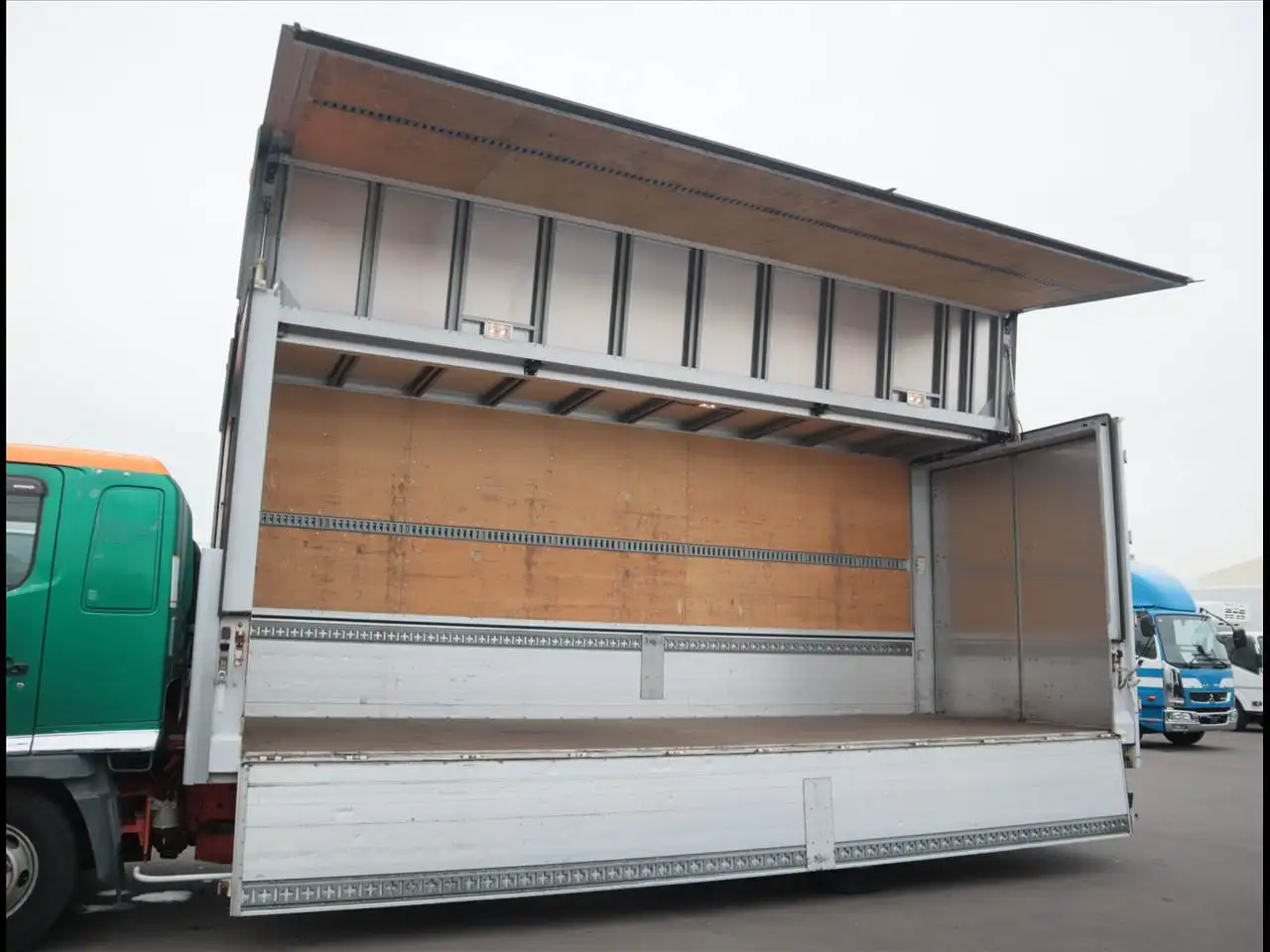 日野 レンジャー 中型/増トン ウイング エアサス ベッドの中古トラック画像9