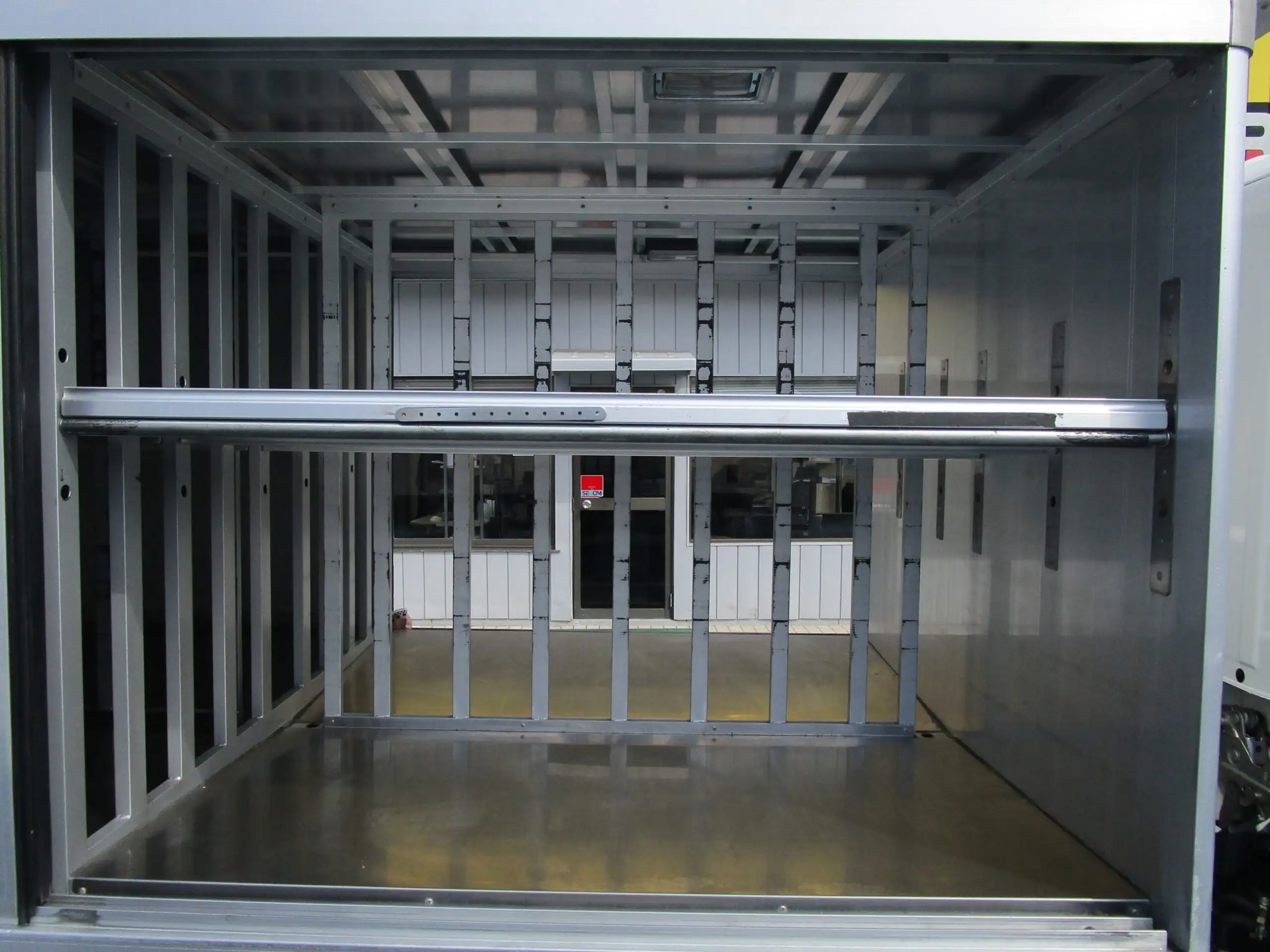 いすゞ エルフ 小型 アルミバン ボトルカー サイドドアの中古トラック画像6