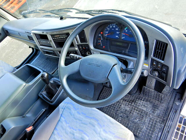 日産UD コンドル 中型 ウイング 床鉄板 ベッド｜画像5